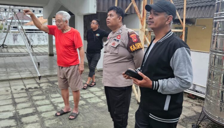 Polisi saat melakukan olah TKP.