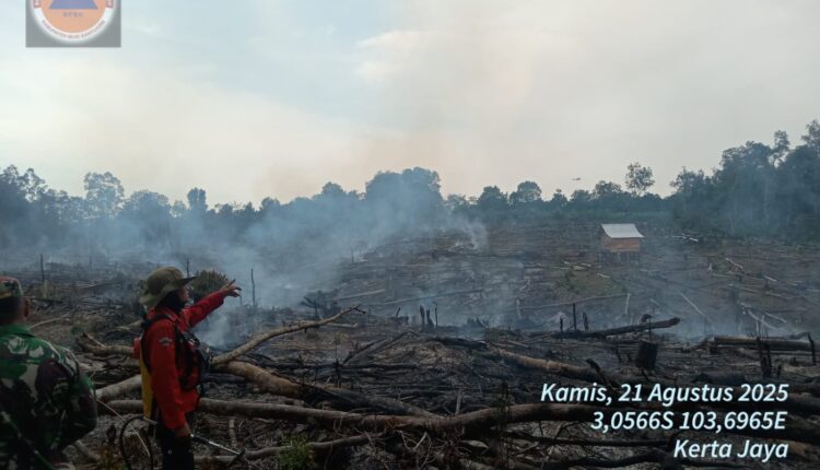 Tim gabungan dari BPBD Kabupaten Musi Banyuasin (Muba) saat memadamkan karhutla seluas lima hektare yang terjadi, pada Kamis (21/08/2025). (Foto: BPBD Muba)