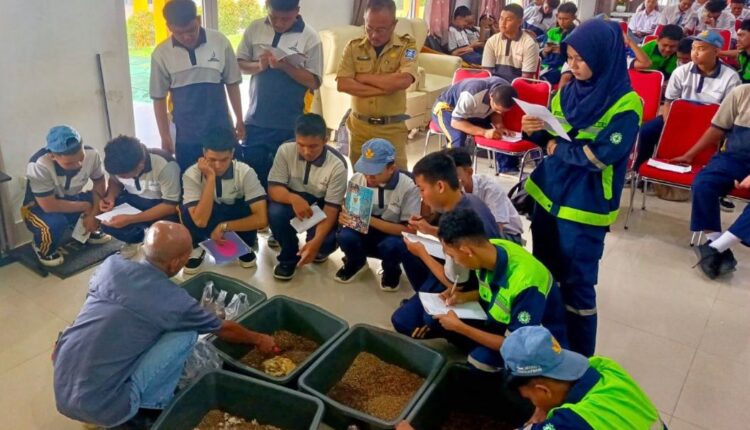 Program Penggerak Lingkungan Kelola Sampah (PELIKAS).
