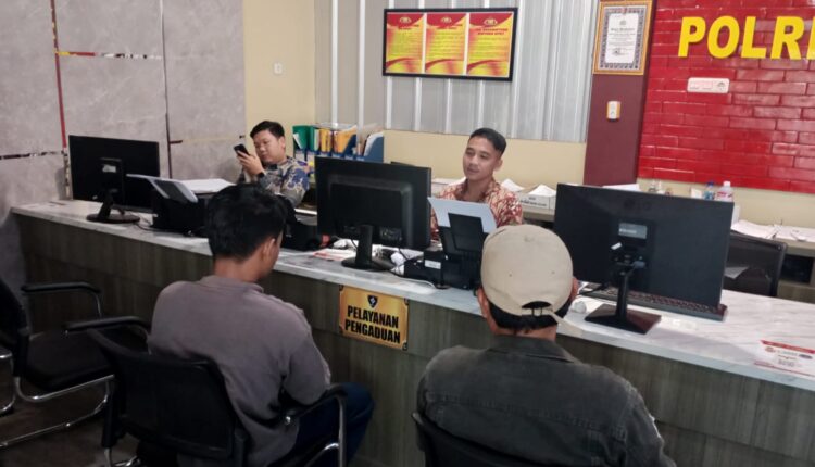 Korban didampingi ayahnya membuat Laporan Polisi.