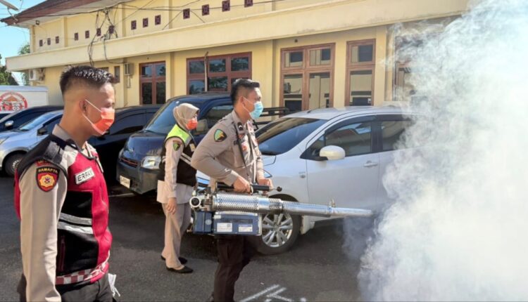 Personel Polres Musi Rawas saat melakukan fogging.