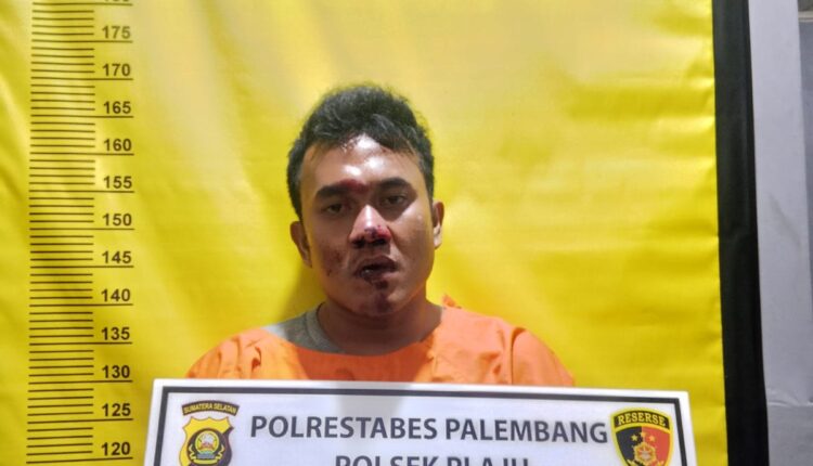 Pelaku saat diamankan.