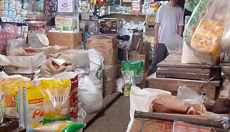Salah satu toko di Pasar KM 5, Palembang yang menjual beras SPHP. (Foto: Bulog Sumsel)