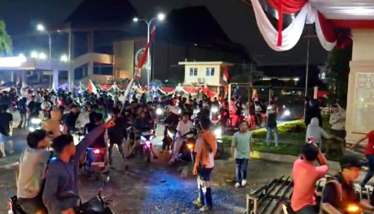 Ratusan massa aksi saat melakukan perusakan Gedung DPRD Sumsel. (Foto: ist)