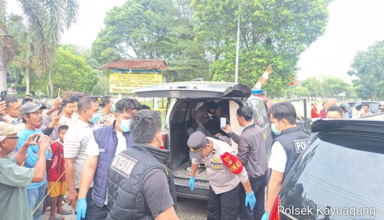 Tim Polres OKI saat olah TKP penemuan dua mayat wisatawan di dalam sebuah mobil kijang merk Innova warna hitam.