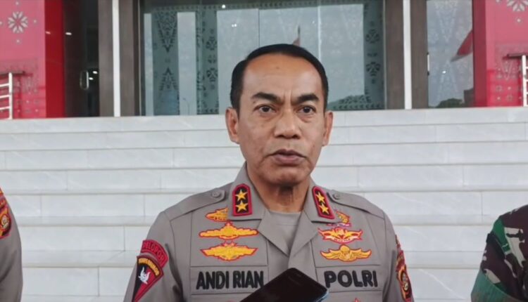 Kapolda Sumsel Irjen pol Andi Rian Ryacudu saat diwawancarai usai tinjau lokasi kejadian kerusuhan. (Foto: Tia)