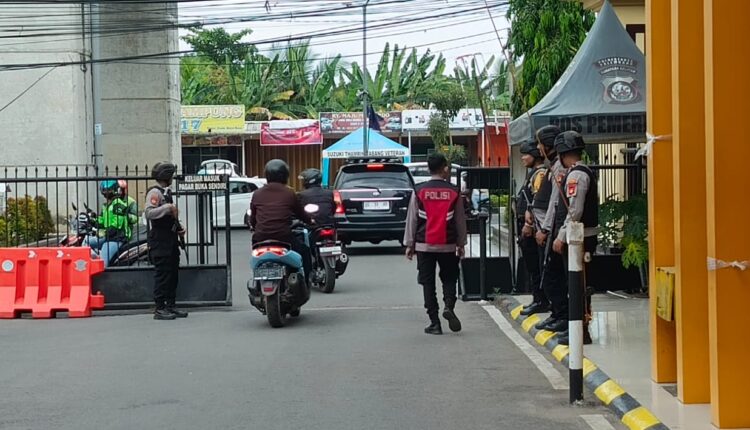 Petugas bersenjata lengkap jaga Mako Polrestabes Palembang.