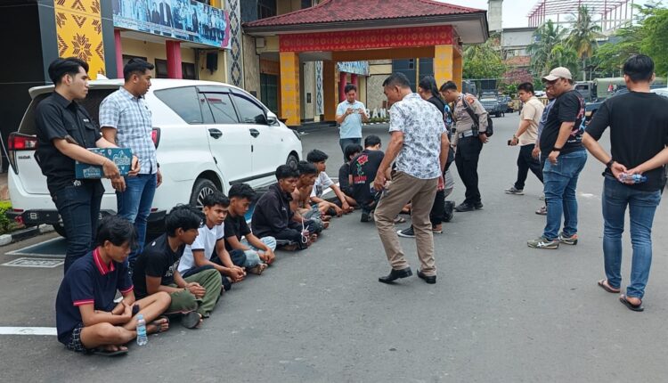 17 pemuda yang diamankan di Polrestabes Palembang.