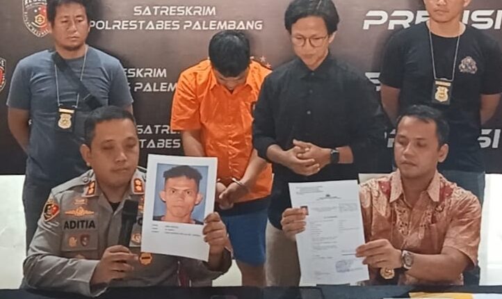 Wakapolrestabes Palembang AKBP Aditya Kurniawan tunjukan foto pelaku utama penembakan.