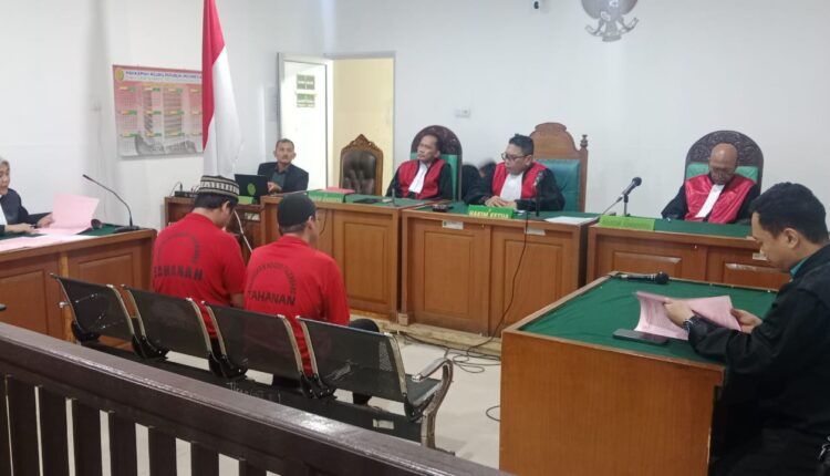 JPU bacakan tuntutan pidana terhadap dua terdakwa di persidangan.