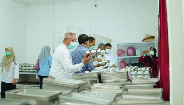 Tim Satgas MBG OKI saat meninjau SPPG. (Foto: Pemkab OKI)