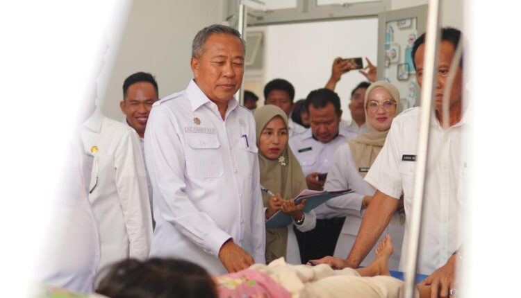Sekretaris Daerah (Sekda) OKI, Asmar Wijaya (kanan) saat mengunjungi salah seorang siswa yang mengalami keracunan MBG di Kabupaten OKI. (Foto: Pemkab OKI)
