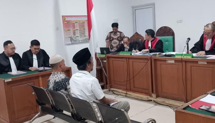 Saat dia terdakwa dihadirkan disidang.