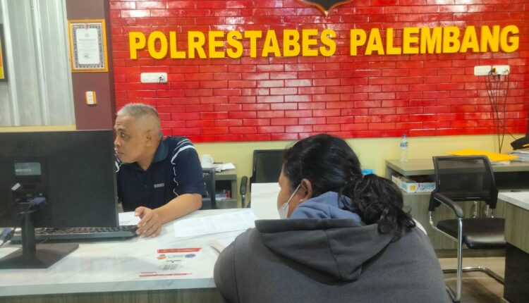 Korban membuat Laporan Polisi.