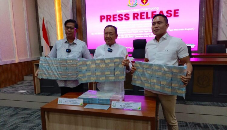 Kejaksaan Negeri (Kejari) Palembang menerima pengembalian uang pengganti kerugian negara dan denda dari dua terpidana pembangunan Masjid Sriwijaya.