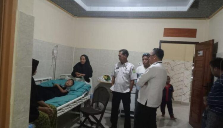 Siswa keracunan makanan saat dirawat di klinik.