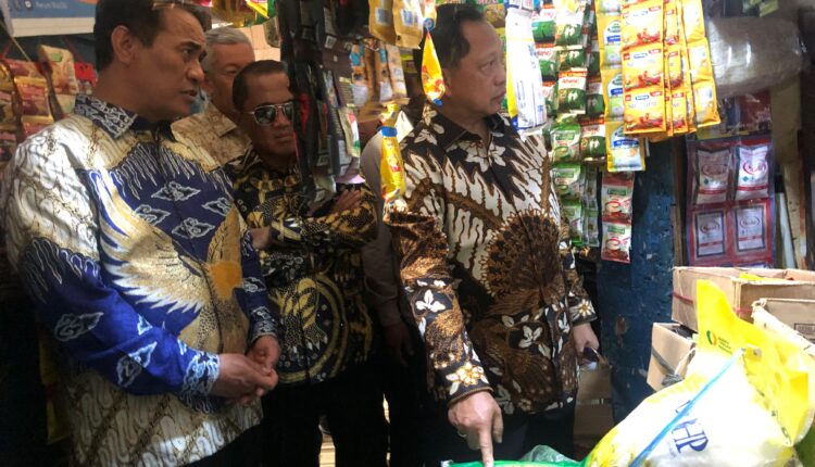 Menteri Dalam Negeri (Mendagri) Muhammad Tito Karnavian dan Menteri Pertanian (Mentan) Amran Sulaiman saat blusukan ke Pasar Km 5 Palembang. (Foto: Tia)