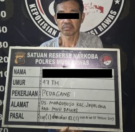Pelaku saat diamankan.