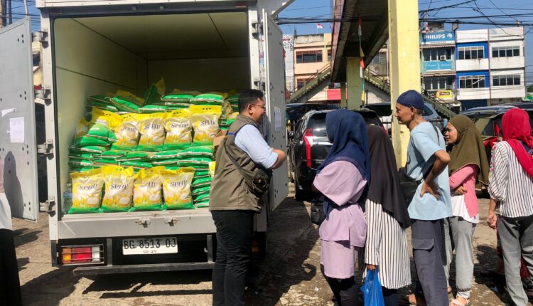 Ilustrasi - Sejumlah warga saat mengantre beras murah. (Foto: Tia)