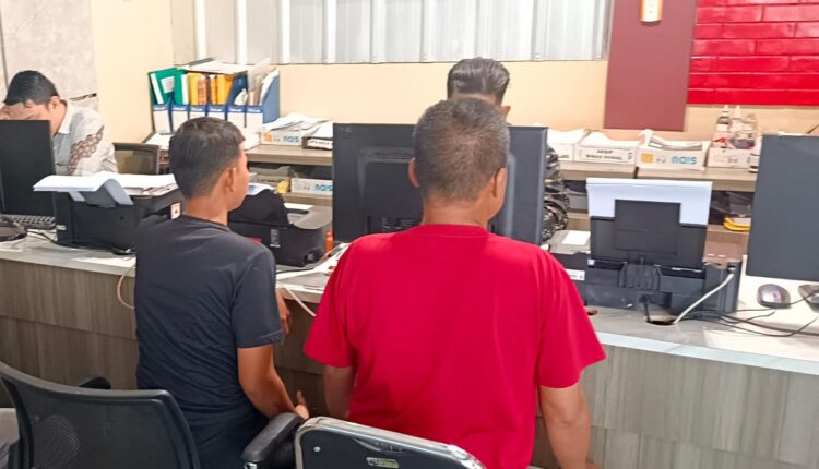 Korban bapak dan anak membuat Laporan Polisi.