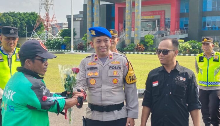 KBOP saat menyerahkan bunga secara simbolis kepada perwakilan Polda Sumsel.