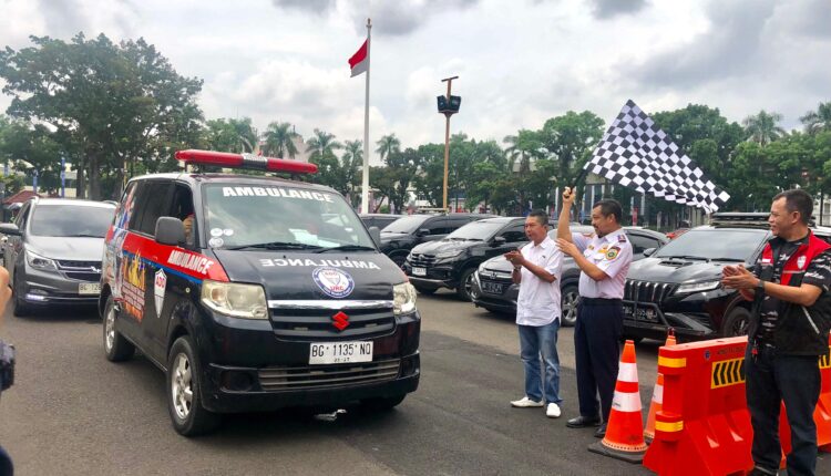 Kepala Dinas Perhubungan Sumsel, Arinarsa bersama Ketua ADO Sumsel, Asrul saat pelepasan rombongan pengantar donasi. (Foto: Tia)