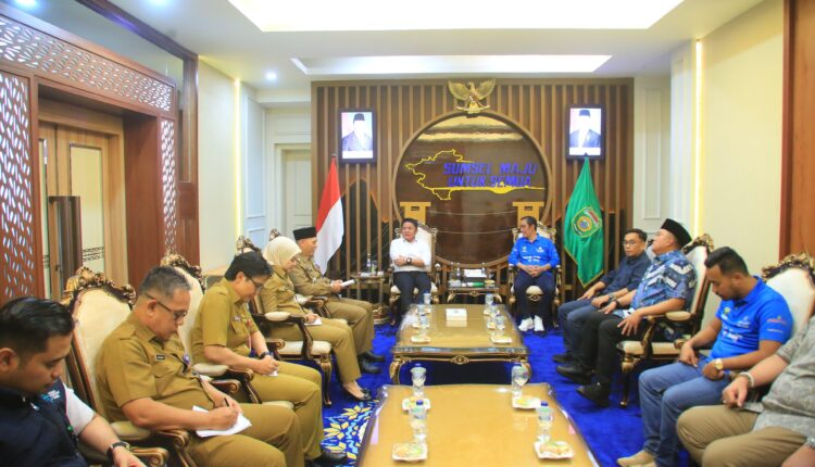 Gubernur Sumsel Herman Deru menyambut Ketua Umum PBSI Sumsel, Fauzi Amro. (Foto: Pemprov Sumsel)