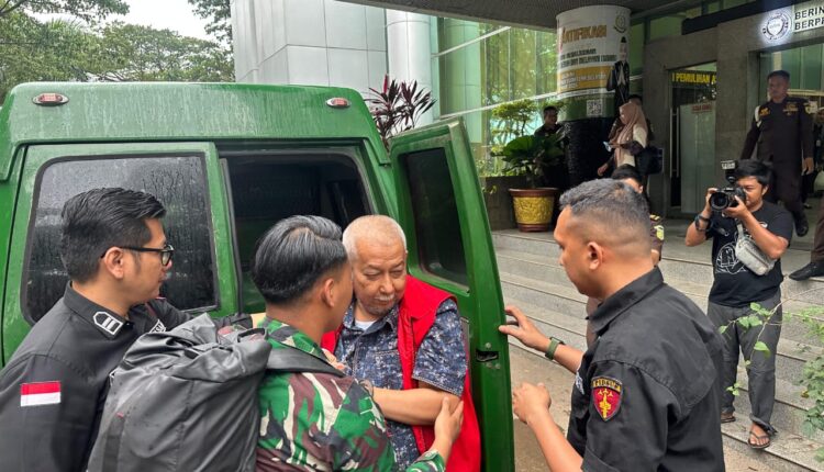 Kejati pindahkan penahanan eks Dirjen Kereta Api Kemenhub Ke Rutan Pakjo Palembang.