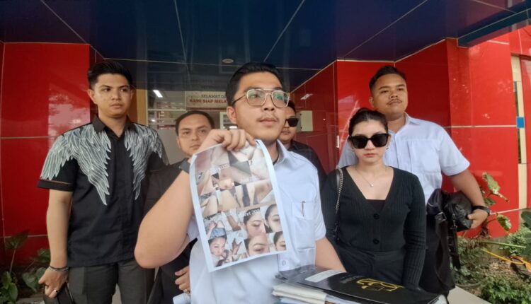 Korban Juniar Ayu Tantilofa (24) bersama kuasa hukumnya saat mendatangi Polda Sumsel.