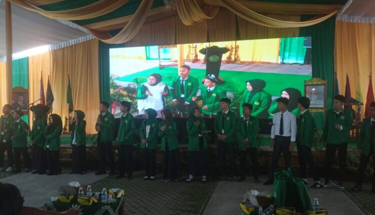 Suasana kegiatan program perkenalan kehidupan kampus bagi mahasiswa dan mahasiswi baru tahun akademik 2025/2026 dengan tema membangun insan berkepribadian menuju Indonesia berkemajuan.