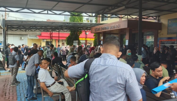 Suasana antrian permohonan SKCK di Polrestabes Palembang.