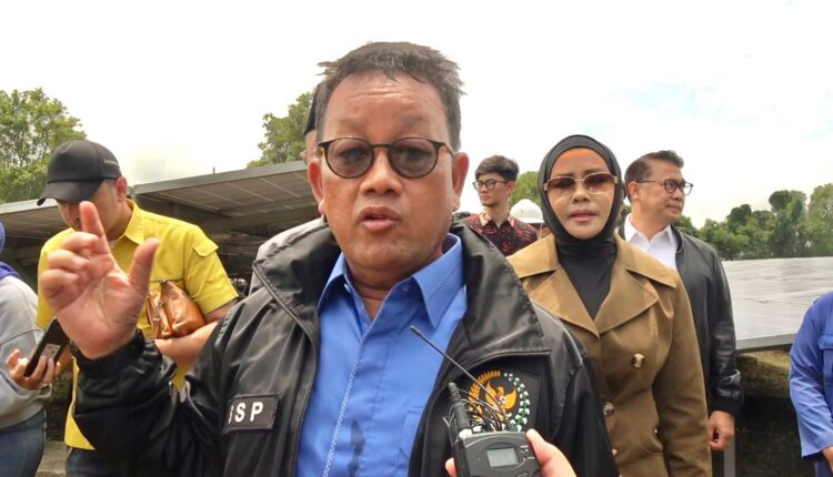 Wakil Ketua Komisi XII DPR RI, Sugeng Suparwoto saat kunjungan ke Pembangkit Listrik Tenaga Surya (PLTS) di kawasan Jakabaring Sport City, Palembang. (Foto: Tia)