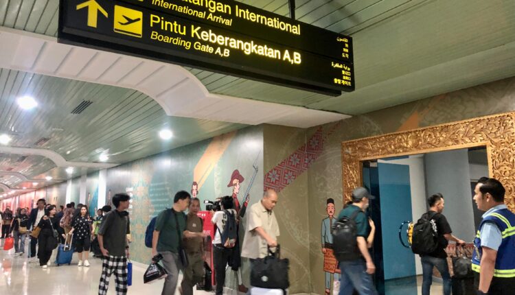 Kedatangan perdana penumpang dari Kuala Lumpur Malaysia dengan maskapai Batik Air di Bandara SMB II Palembang. (Foto: Tia)