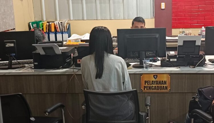 Korban membuat Laporan Polisi.