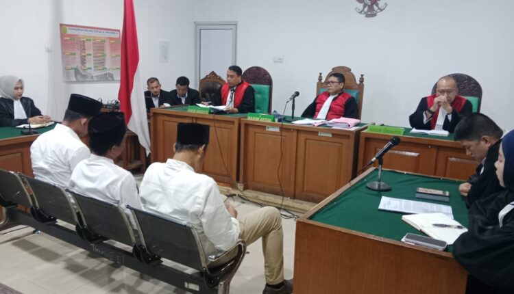 Tiga terdakwa dihadirkan di sidang untuk mendengarkan pembacaan putusan.