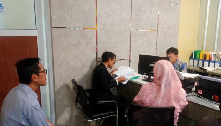 Korban bersama kuasa hukum membuat Laporan Polisi.