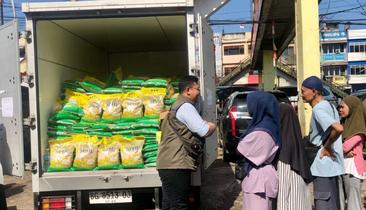Penyaluran beras SPHP di Pasar KM 5 Palembang. (Foto: Tia)