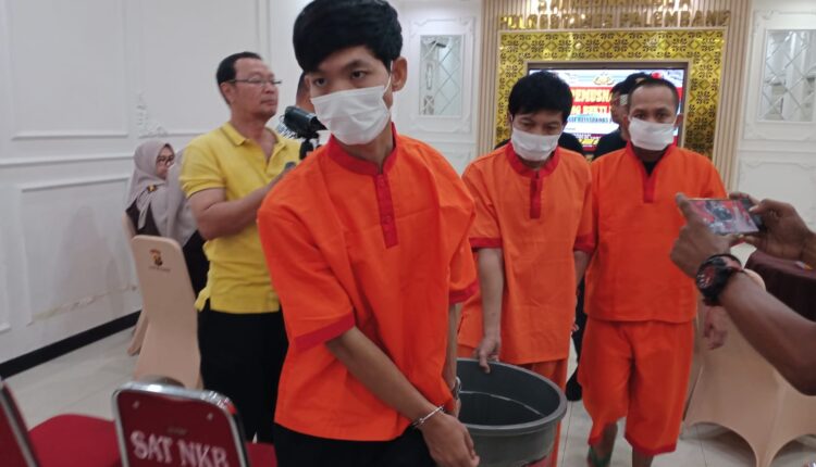 Pelaku membawa barang bukti usai di blender.