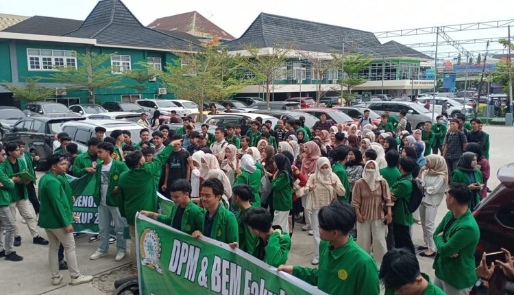 Mahasiswa UM Palembang melakukan aksi damai penolakan perpanjangan jabatan Rektor.