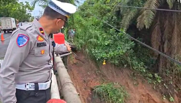 Anggota Satlantas Polres Mura saat melakukan rekayasa lalu lintas di TKP. (Foto: Dokumen Polisi)