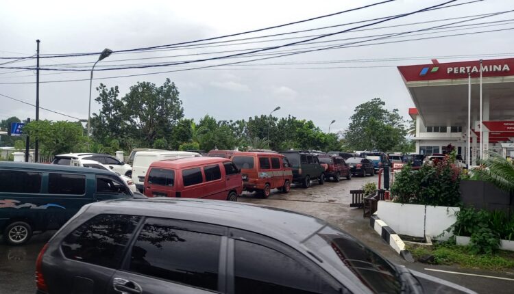 Penampakan antrian kendaraan di salah satu SPBU Kota Pagar Alam. 
