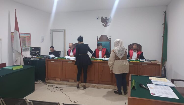 Kedua belah pihak, penggugat dan tergugat hadir dipersidangan.