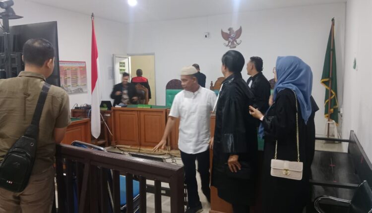 Terlihat terdakwa usai menjalani sidang di PN Tipikor Palembang.