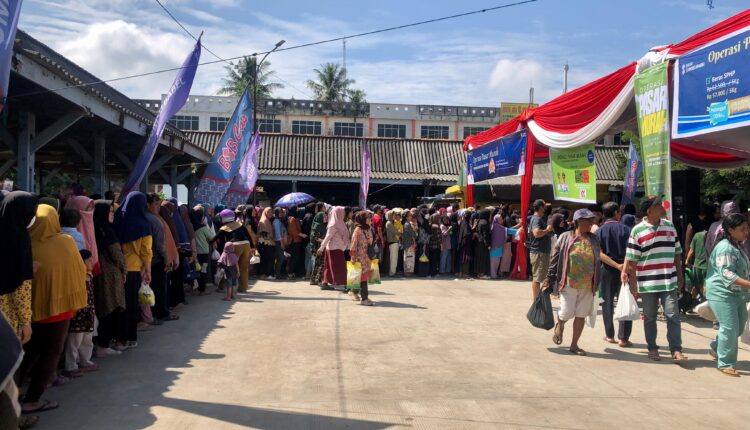 Ratusan warga antusias memadati Pasar Murah yang digelar diTerminal Sako, Perumnas, Palembang. (Foto: Tia)