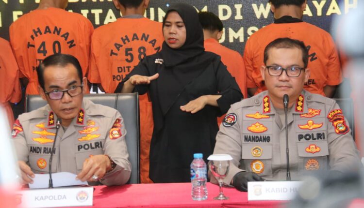 Para tersangka saat dihadirkan dalam Press Release di Polda Sumsel.
