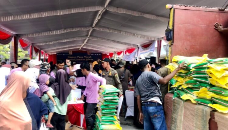 Suasana Pasar Murah yang digelar di Terminal Sako, Palembang. (Foto: Tia)