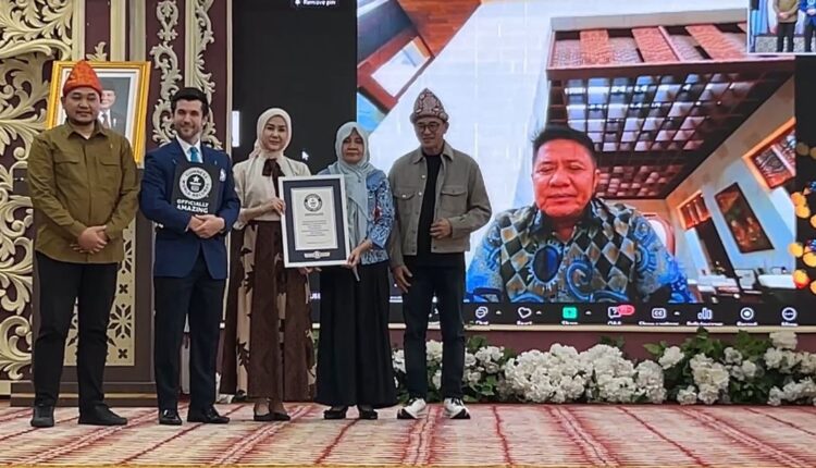 Gubernur Sumsel, Herman Deru saat pemberian penghargaan Guinness World Records pada pelatihan Artificial Intelligence (AI) yang digelar secara Hybrid di Pendopoan Griya Agung Palembang pada, Sabtu (20/09/2025). (Foto: Tia)