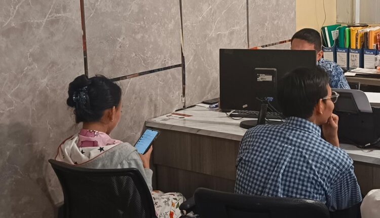 Korban didampingi ayah membuat Laporan Polisi
