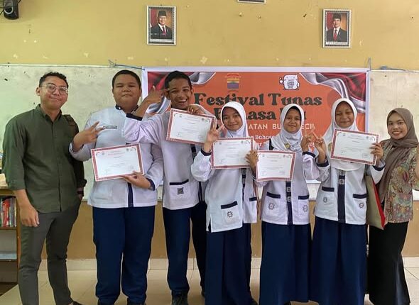 Guru dan siswa SMP Negeri 2 Palembang saat berfoto bersama.