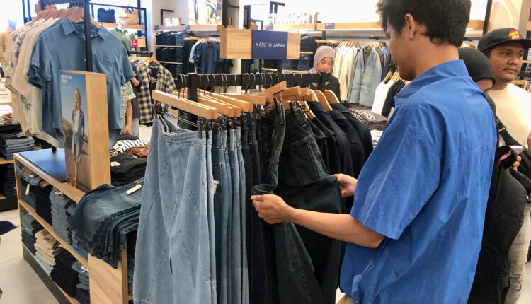 Pengunjung yang sedang melihat koleksi baru Levi's di Original Levi’s® Store Palembang Icon Mall, Senin (22/9/2025). (Foto: Tia)